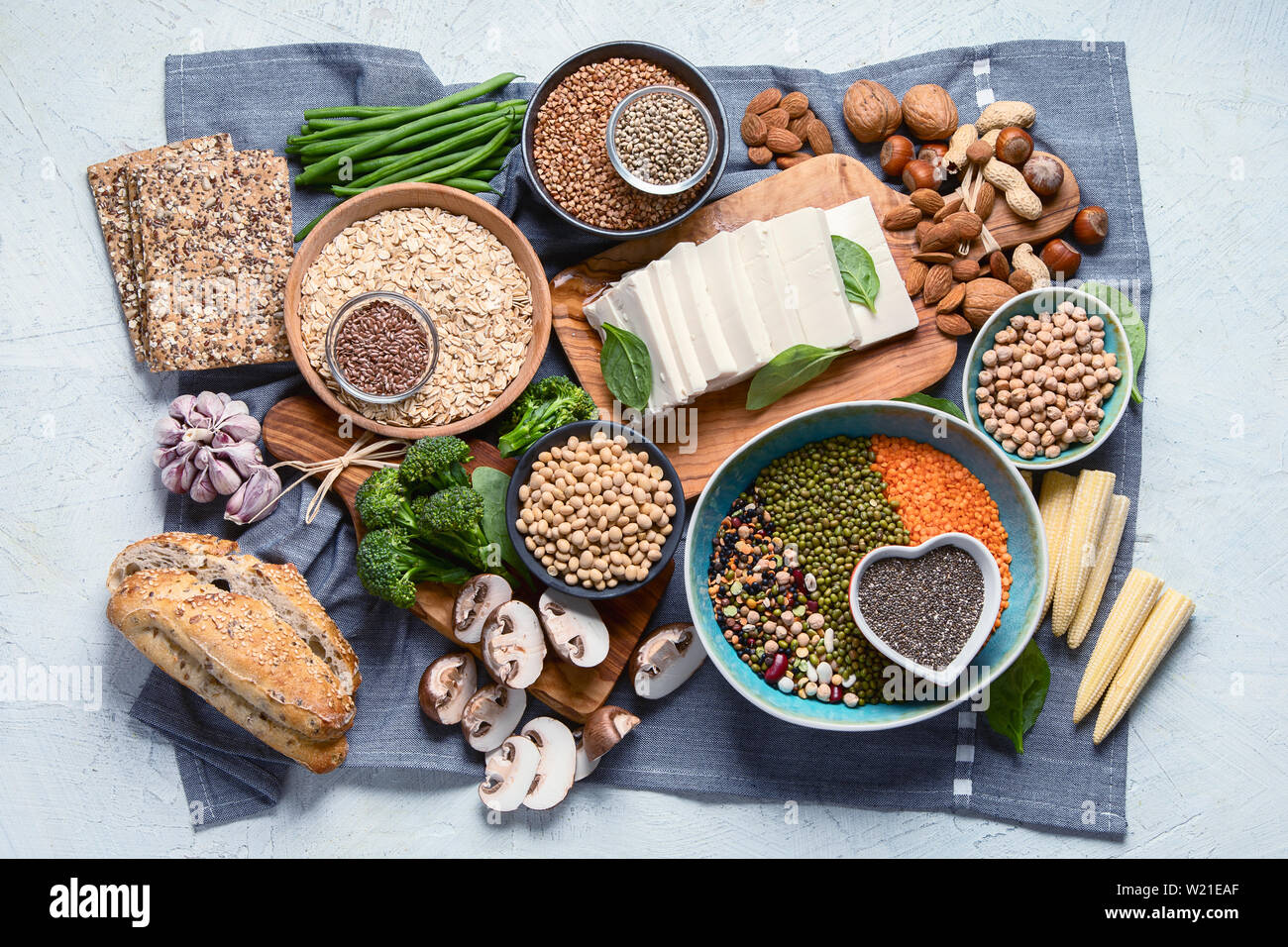 Cibo sano per i vegani e vegetariani. Grani, semi, noci, ortaggi, tofu. Alimenti ad alto di antiossidanti, proteine vegetali, fibra dietetica Foto Stock