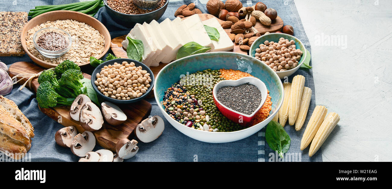 Cibo sano per i vegani e vegetariani. Grani, semi, noci, ortaggi, tofu. Alimenti ad alto di antiossidanti, proteine vegetali, fibra dietetica. Panorama, ban Foto Stock