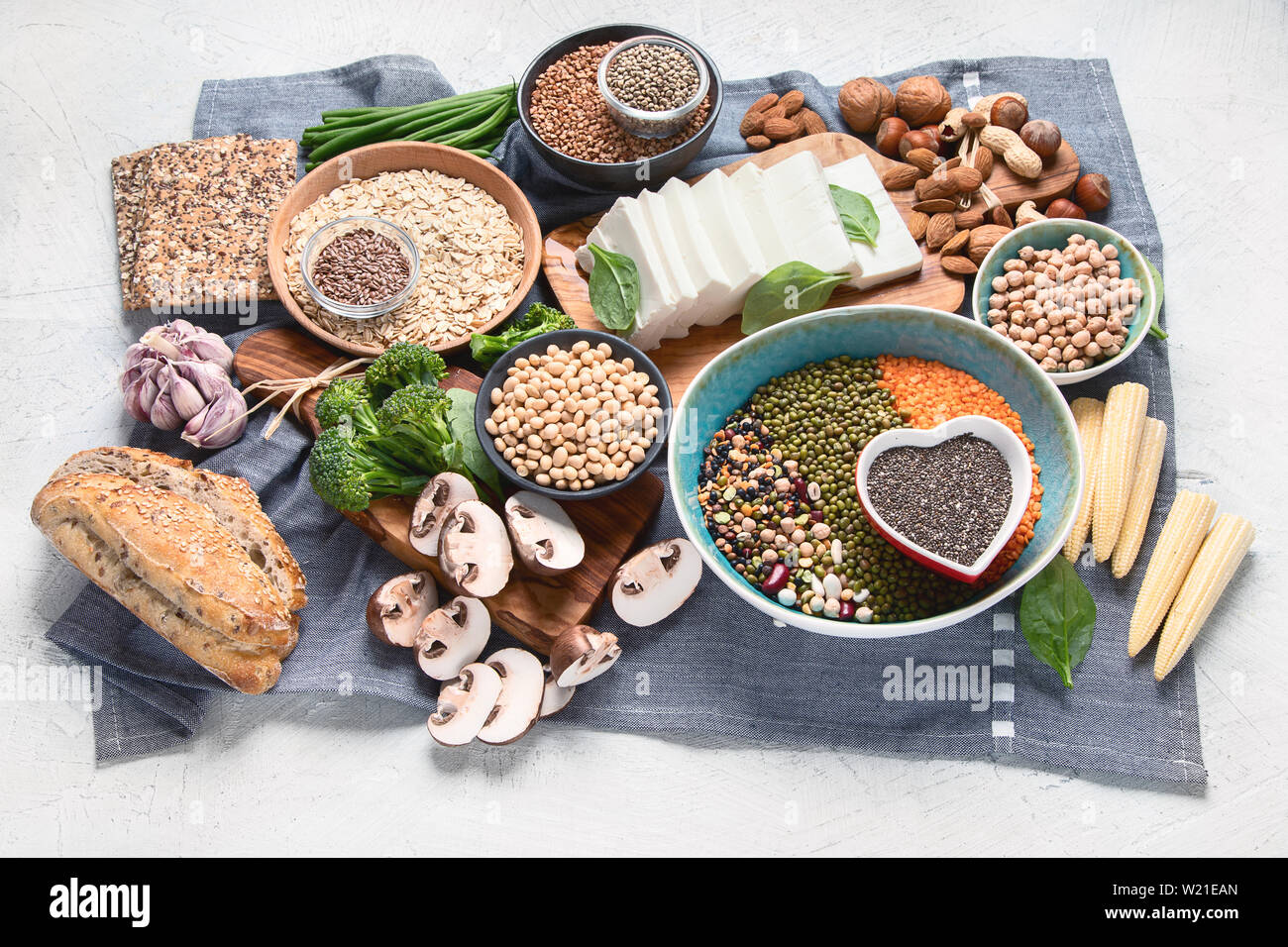 Cibo sano per i vegani e vegetariani. Grani, semi, noci, ortaggi, tofu. Alimenti ad alto di antiossidanti, proteine vegetali, fibra dietetica Foto Stock