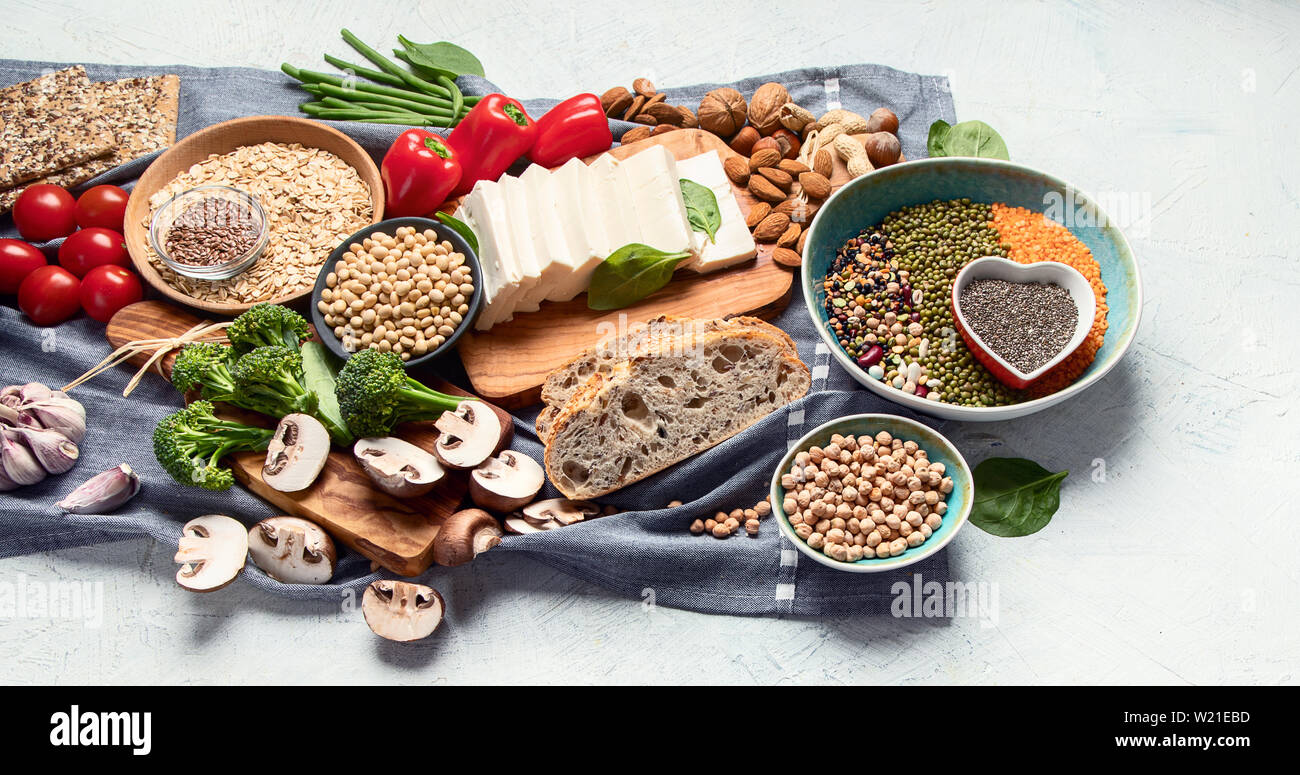 Cibo sano per i vegani e vegetariani. Grani, semi, noci, ortaggi, tofu. Alimenti ad alto di antiossidanti, proteine vegetali, fibra dietetica Foto Stock