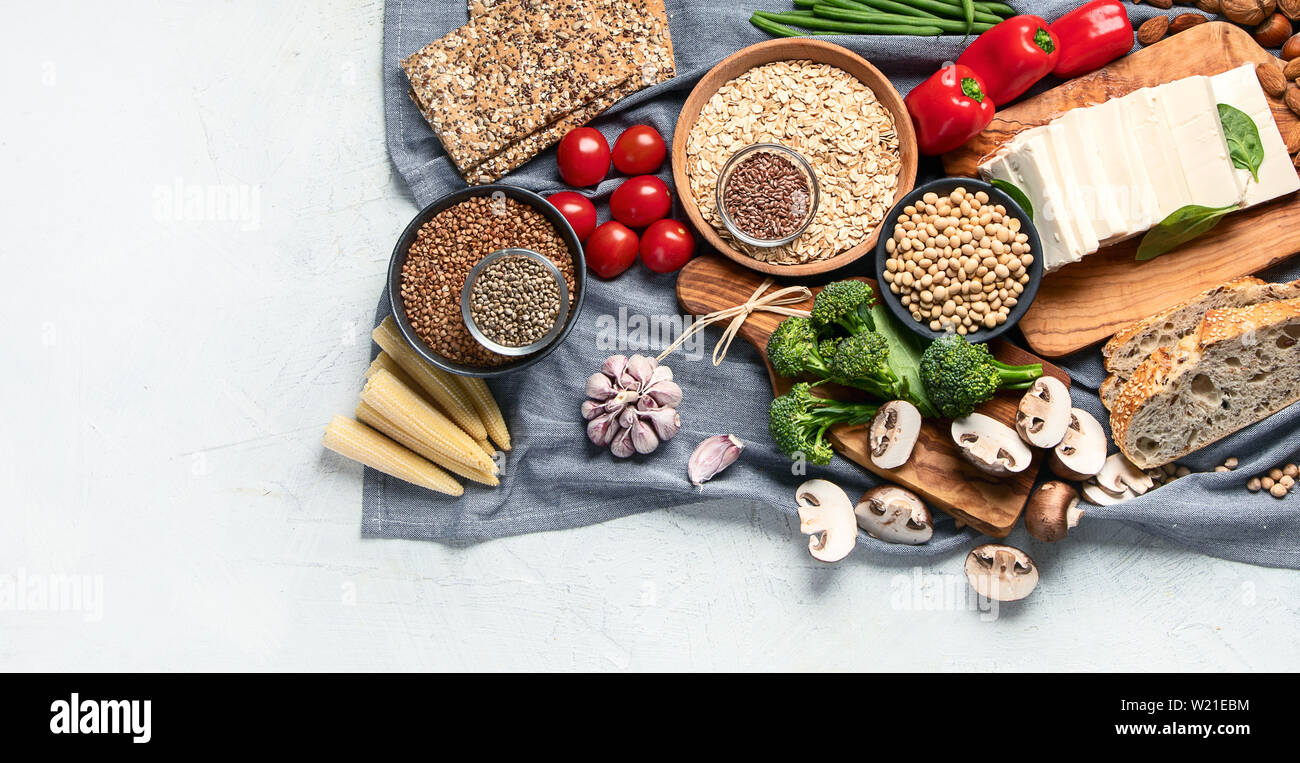 Cibo sano per i vegani e vegetariani. Grani, semi, noci, ortaggi, tofu. Alimenti ad alto di antiossidanti, proteine vegetali, fibra dietetica. Panorama, ban Foto Stock