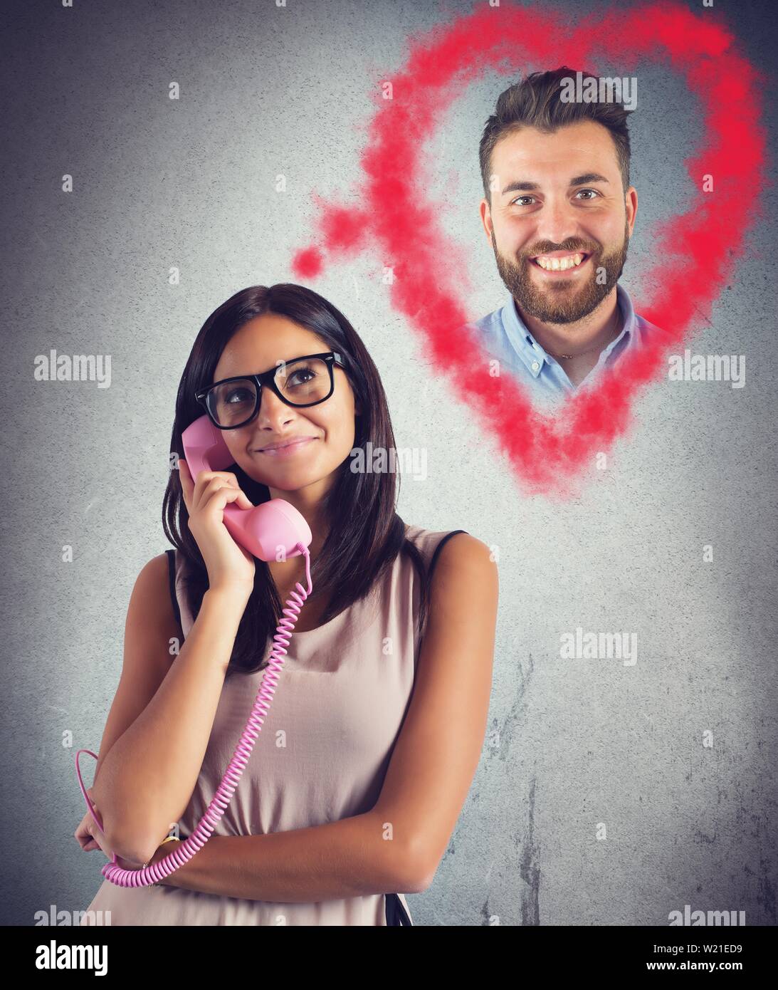 Ragazza di parlare con il suo fidanzato Foto Stock