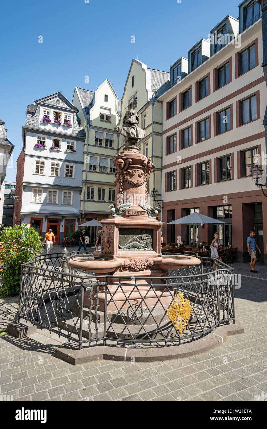 Francoforte, Germania. Luglio 2019. Il Friedrich-Stoltze-Brunnen fontana nella piazza Hühnermarkt nel centro della città Foto Stock
