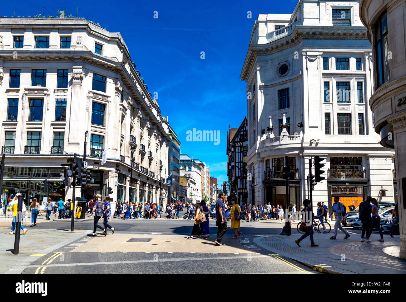 Occupato incrocio tra Maddox Street e Regent Street, Londra, Regno Unito Foto Stock