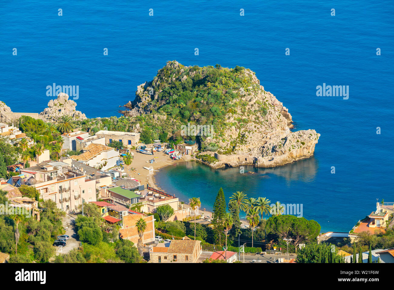 Seascape con la spiaggia e il villaggio turistico di Taormina. Sicilia, Italia Foto Stock