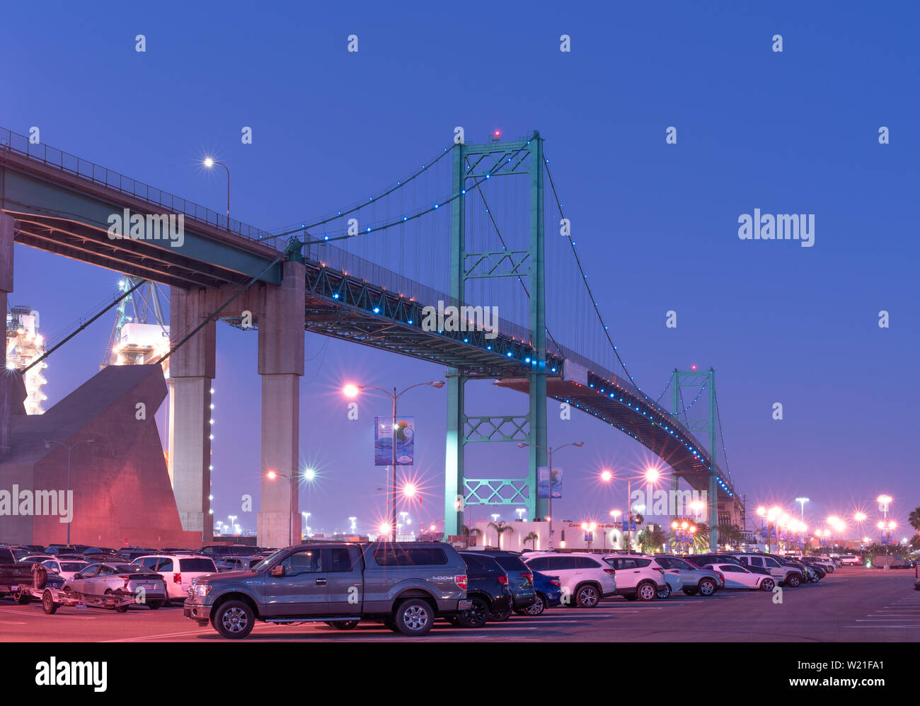 Immagine, guardando a est, che mostra il ponte Vincent Thomas nel porto di Los Angeles. Collega San Pedro con Terminal Island. Foto Stock