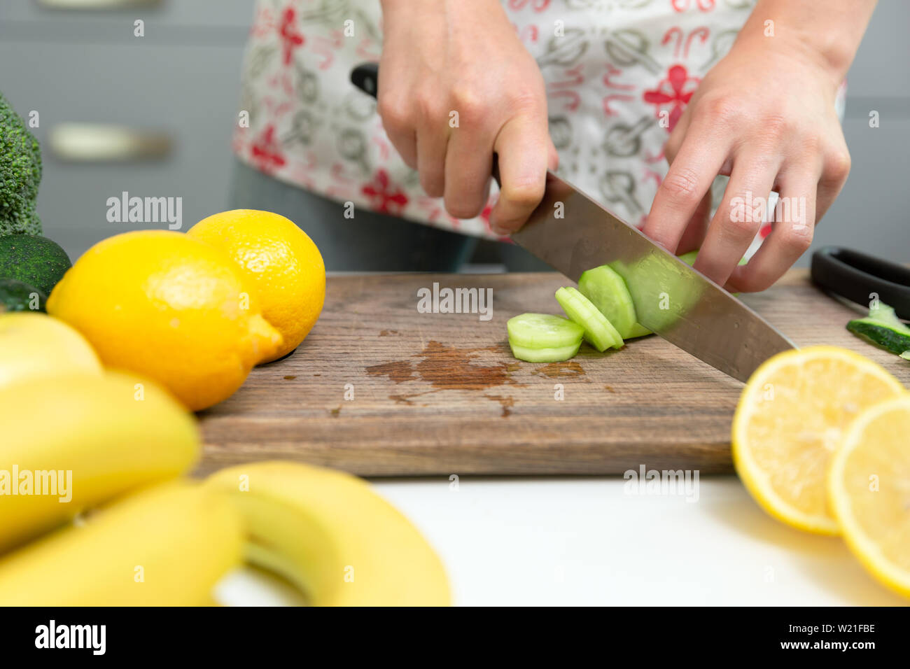 Donna tritare verdura verde per frullato detox a casa. Mangiare sano, cibo vegetariano, dieta Foto Stock
