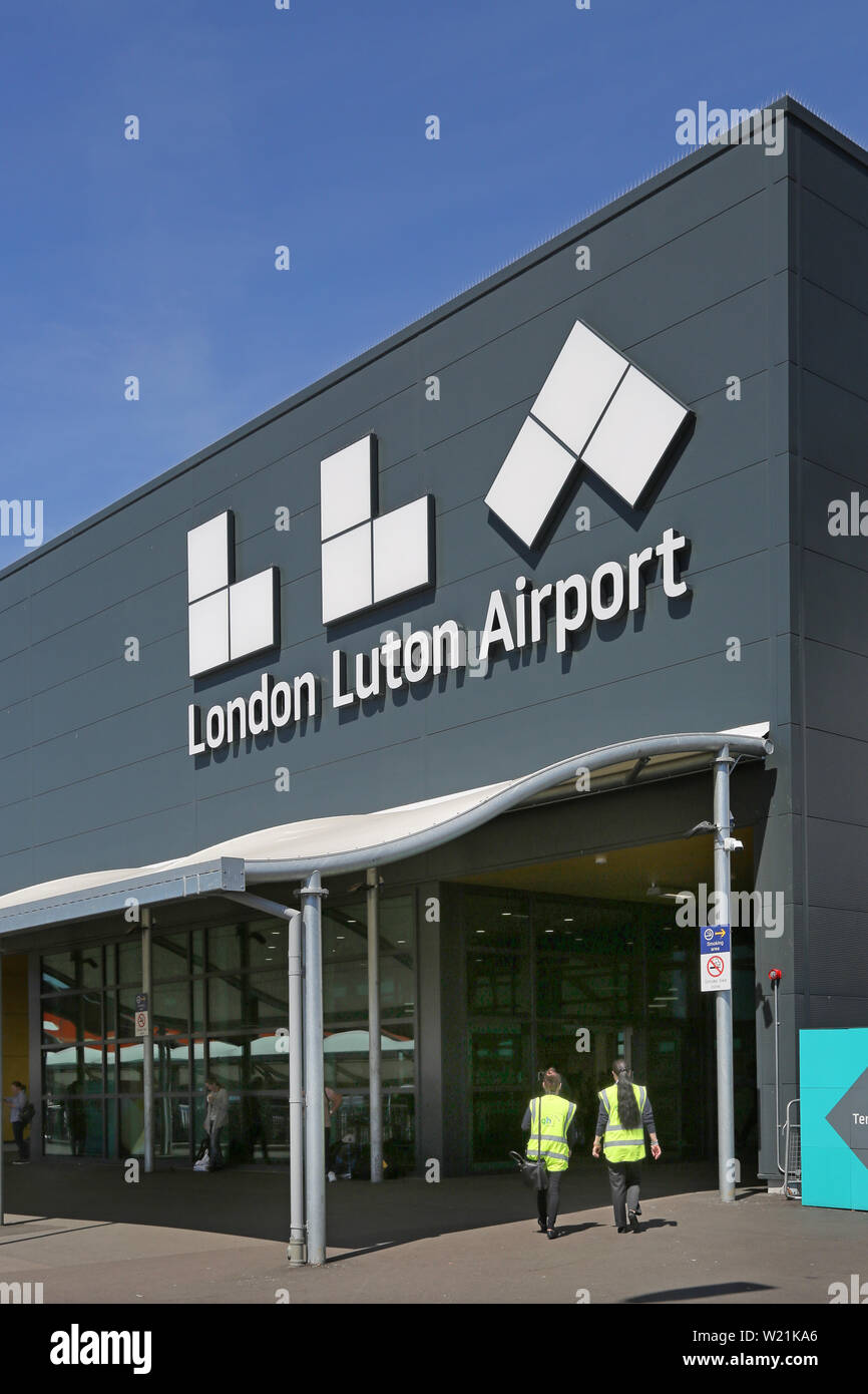 Dall' Aeroporto di Luton a Londra. Il passeggero drop-off, area e l'entrata dell'edificio del terminal principale - dotato del nuovo logo airport (estate 2019) Foto Stock