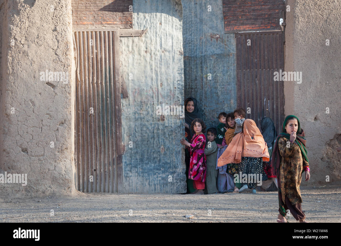 I bambini giocano a composto ingresso, Helmand, Afghanistan Foto Stock