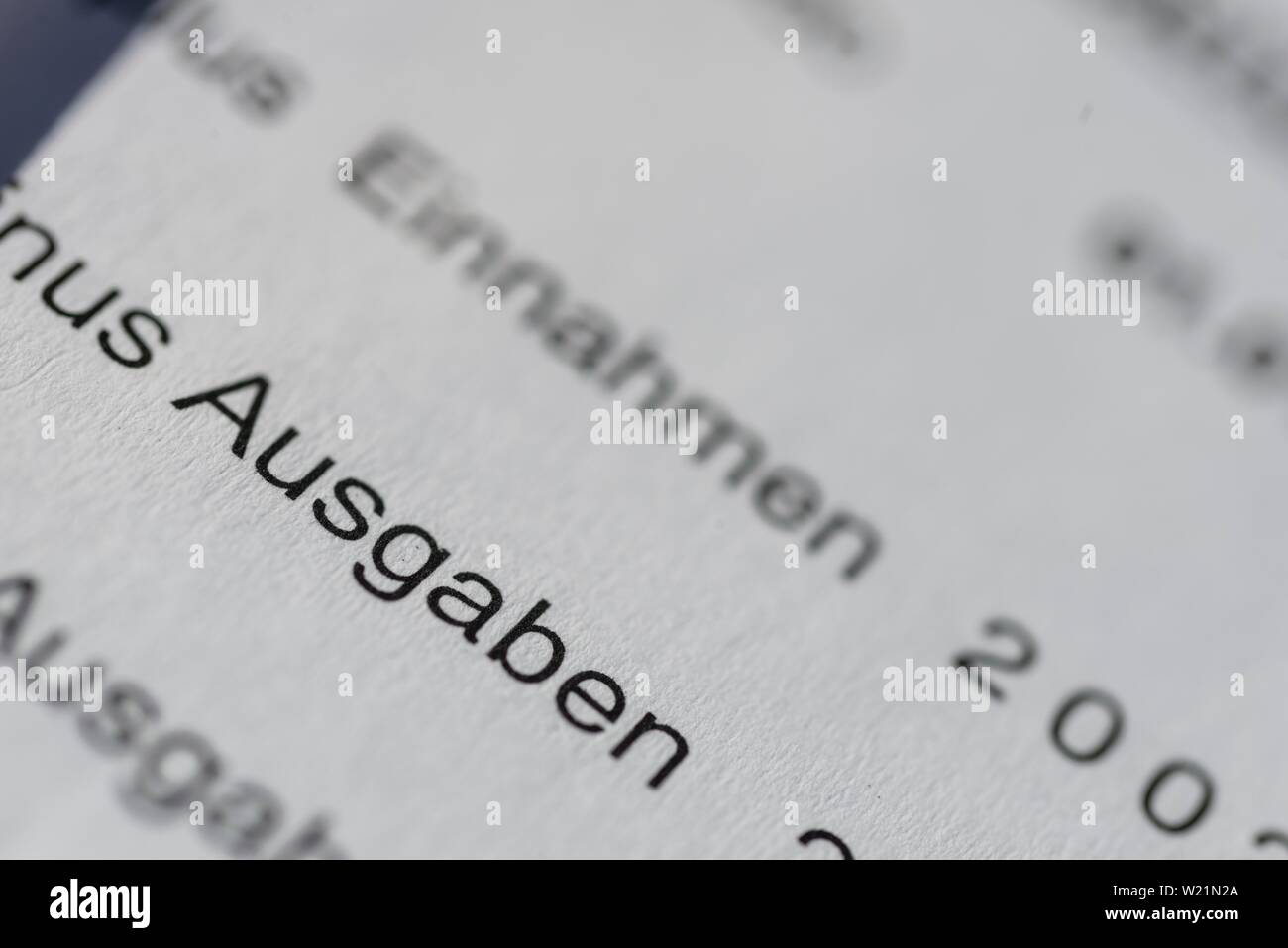 Spese di scrittura su una fattura su carta, Germania Foto Stock
