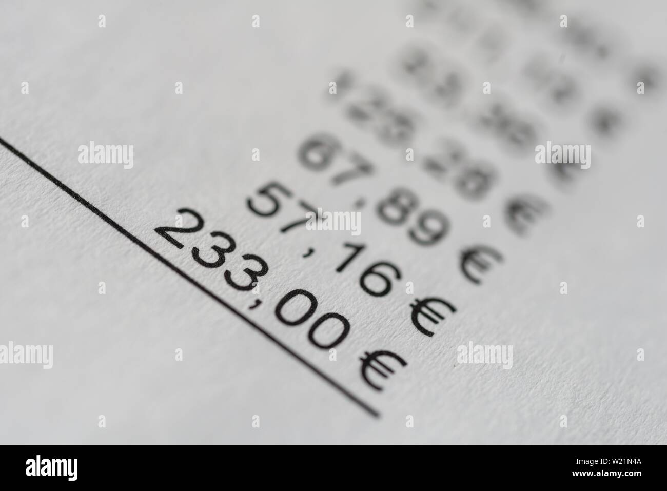 Somma di una fattura su carta, numeri e prezzi in euro Foto Stock