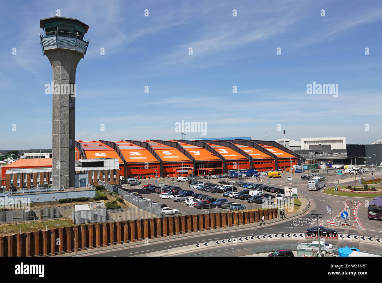 L'aeroporto London Luton, area centrale che mostra la testa di Easyjet Office (convertito da ex hangar aereo 89) e principale della torre di controllo. Foto Stock