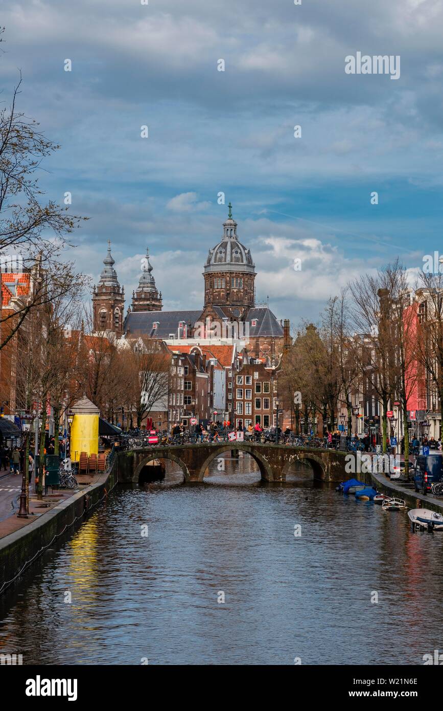 Vista da un ponte in Oudezijds Voorburgwal lungo il canale e il Sint Nicolaaskerk, Sankt Nikolas-Kirche, Amsterdam, Olanda Settentrionale, Paesi Bassi Foto Stock