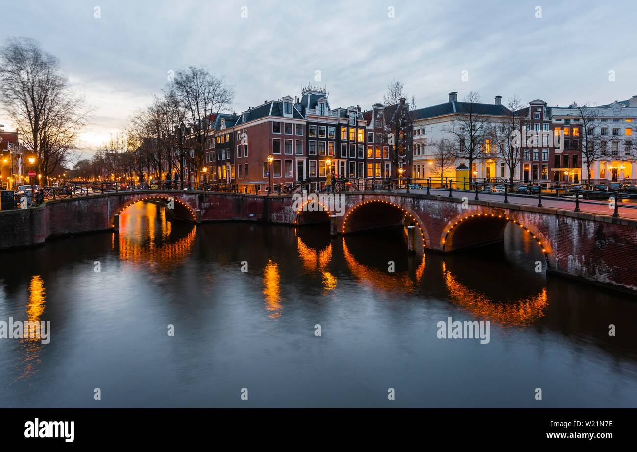 Canal al crepuscolo, Keizersgracht e Leidsegracht ponti e canali di Amsterdam, Olanda Settentrionale, Paesi Bassi Foto Stock