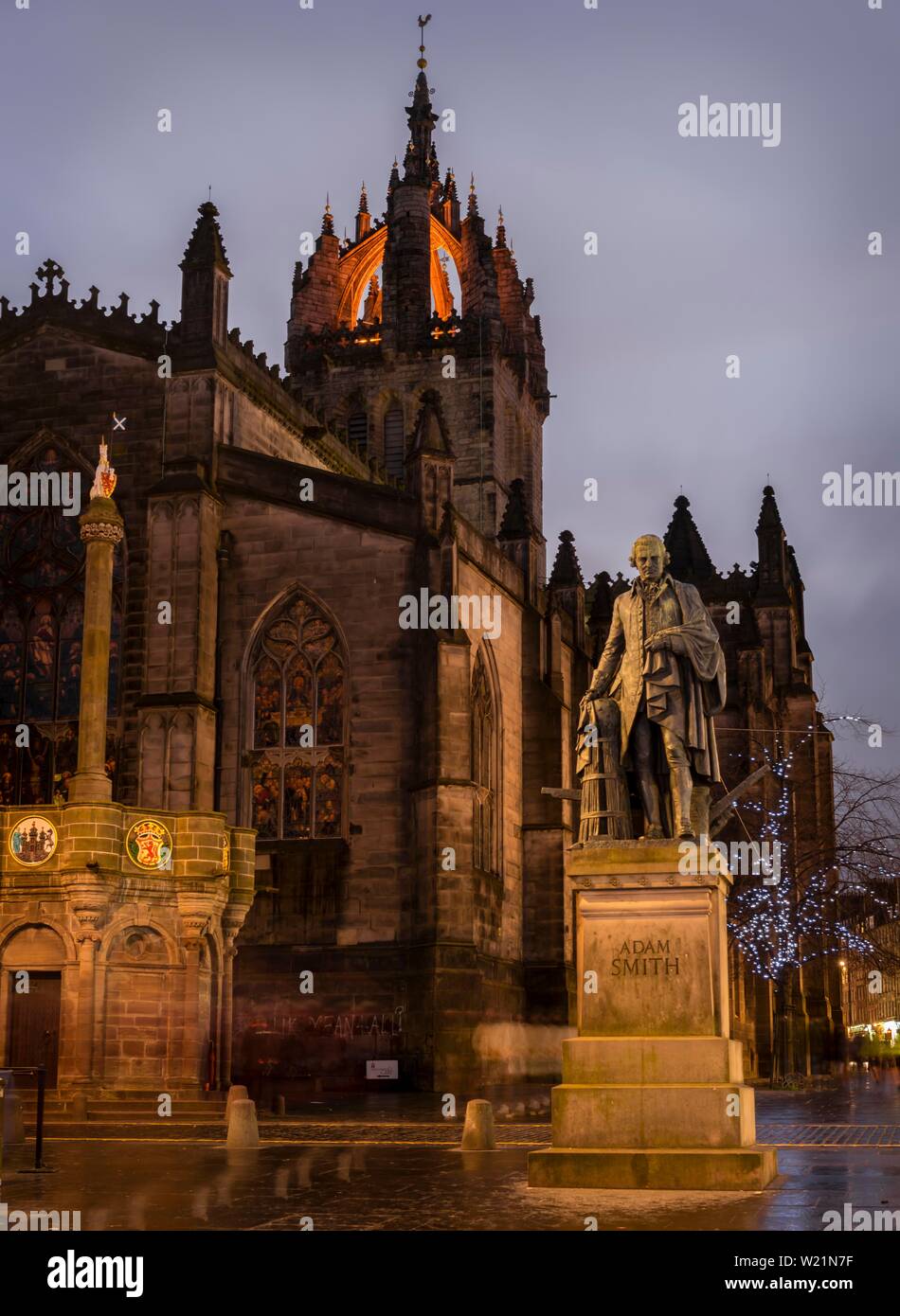 Adam Smith monumento Gotico, la Cattedrale di St Giles al crepuscolo, Edimburgo, Scozia, Regno Unito Foto Stock