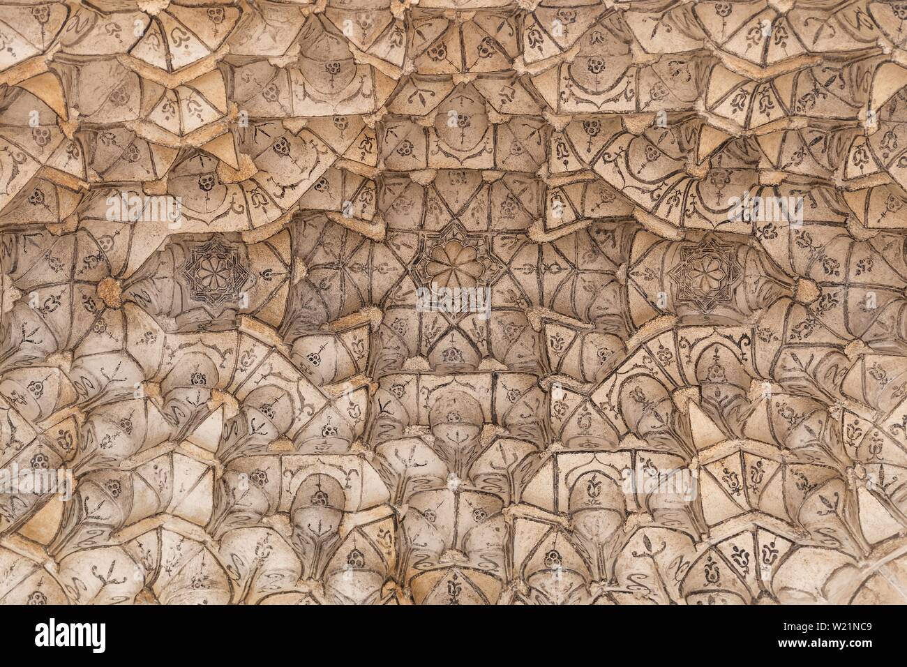 Soffitto con decorazioni a stucco, portale di ingresso, Corral del carbonio, caravanserai dai tempi di moresco di Granada, Andalusia, Spagna Foto Stock