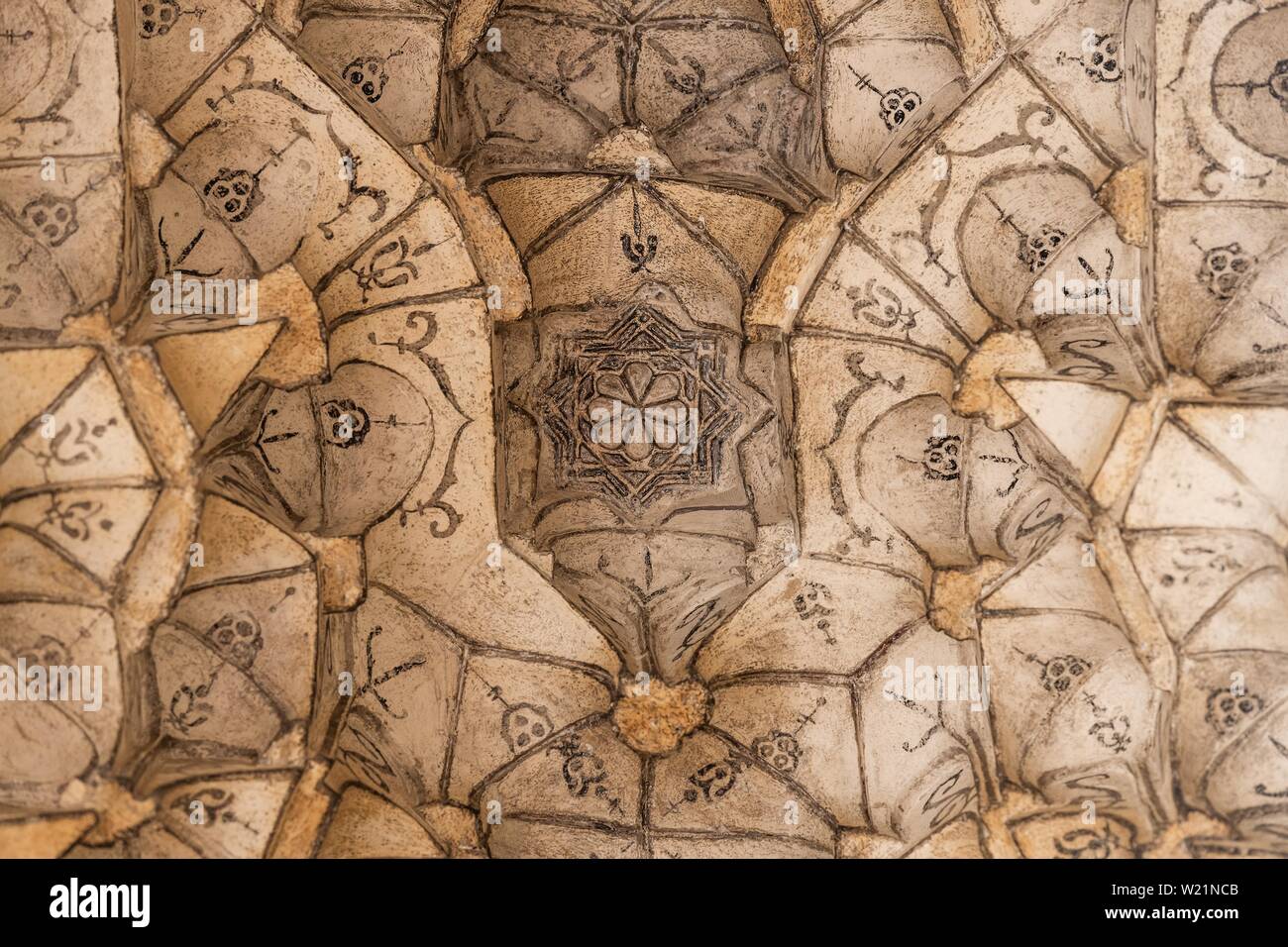 Soffitto con decorazioni a stucco, portale di ingresso, Corral del carbonio, caravanserai dai tempi di moresco di Granada, Andalusia, Spagna Foto Stock