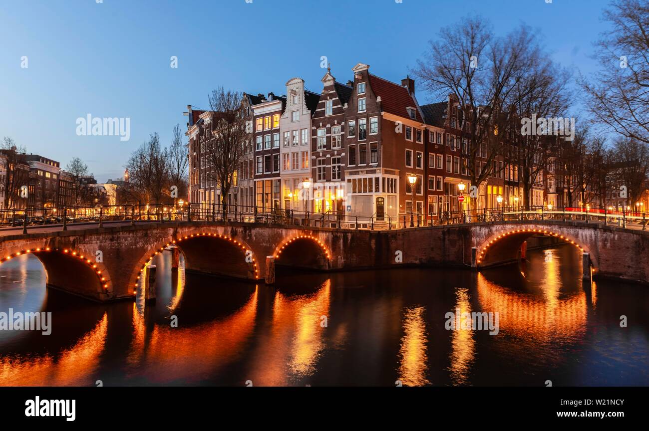 Lanterna, atmosfera serale, canal con bridge, Keizersgracht e Leidsegracht, canal con case storiche, Amsterdam, Olanda Settentrionale, Paesi Bassi Foto Stock