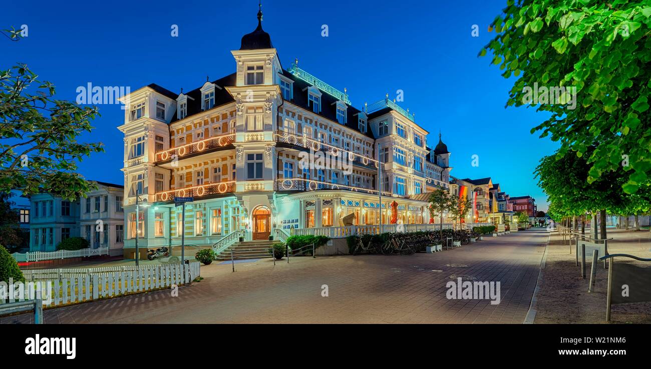 Hotel Ahlbecker Hof al crepuscolo, spa architettura, seaside spa Ahlbeck, Usedom, Mar Baltico, Meclemburgo-Pomerania, Germania Foto Stock