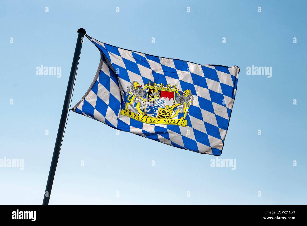 Blu-bandiera bianca con stemma dello Stato libero di Baviera al vento, Markt della Svevia, Bayern, Alta Baviera, Germania Foto Stock