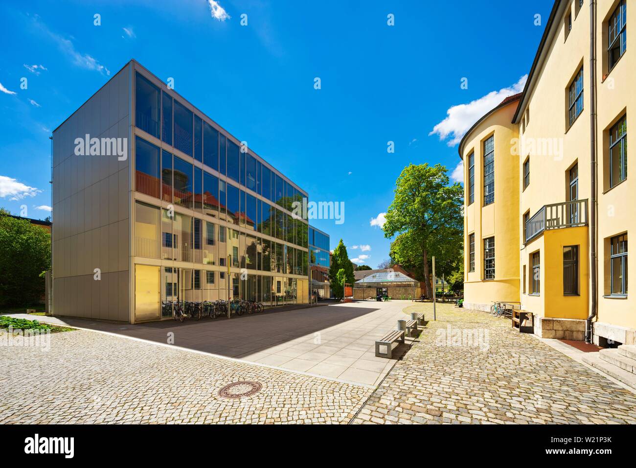 Bauhaus-Universitat Weimar, storico edificio principale è riflessa nel vetro di cubi, Sito Patrimonio Mondiale dell'UNESCO, Weimar, Turingia, Germania Foto Stock