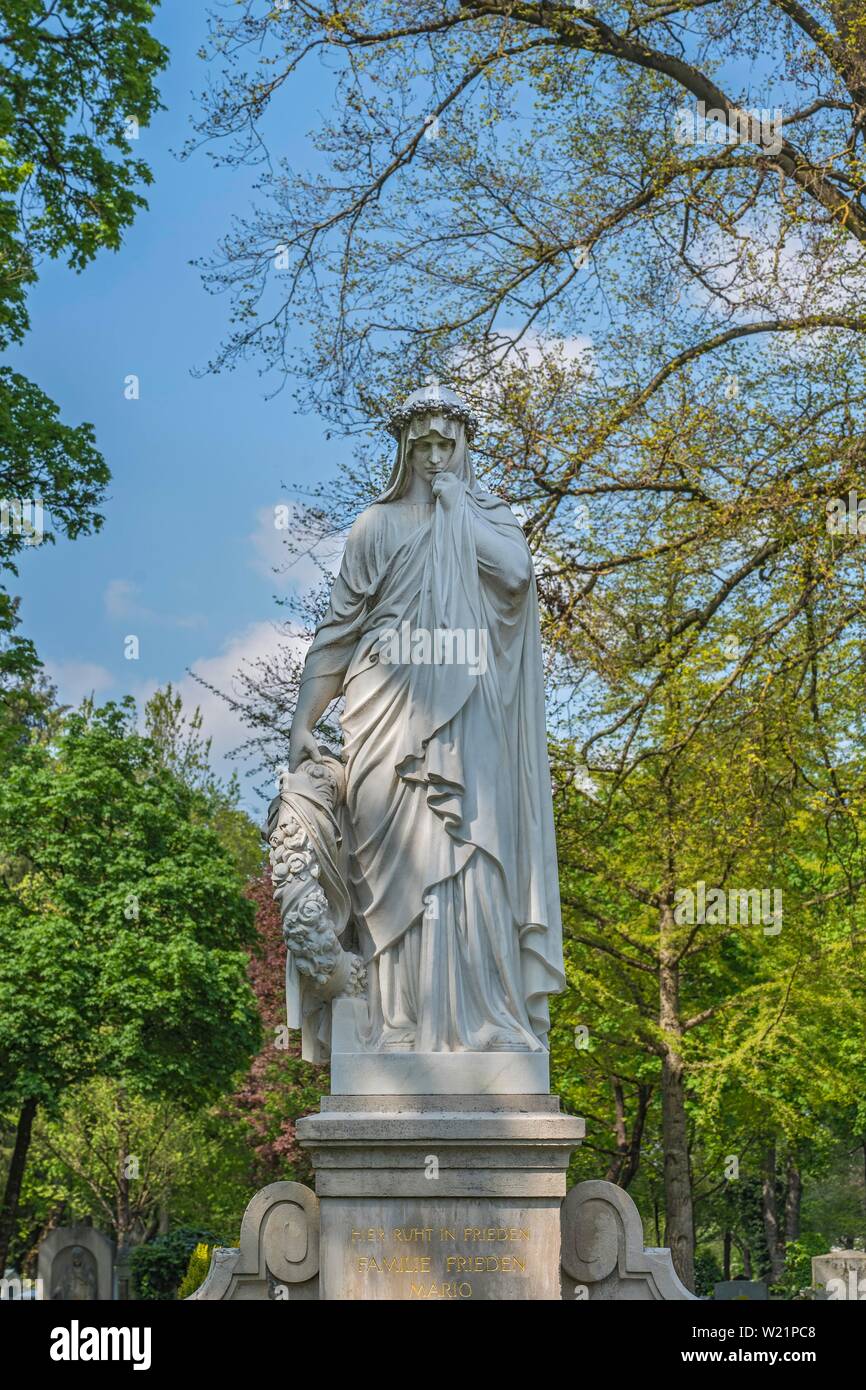 Con Grave lutto figura femminile, West cimitero, Monaco di Baviera, Baviera, Baviera, Germania Foto Stock