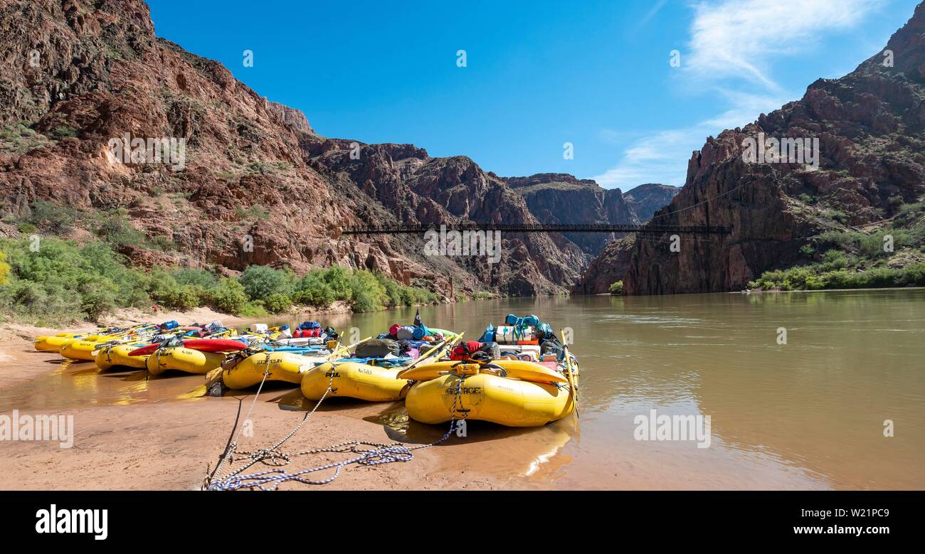 Rafting barche sulle rive del fiume Colorado, dietro Kaibab ponte di sospensione, paesaggio canyon, il Parco Nazionale del Grand Canyon, Arizona, Stati Uniti d'America Foto Stock