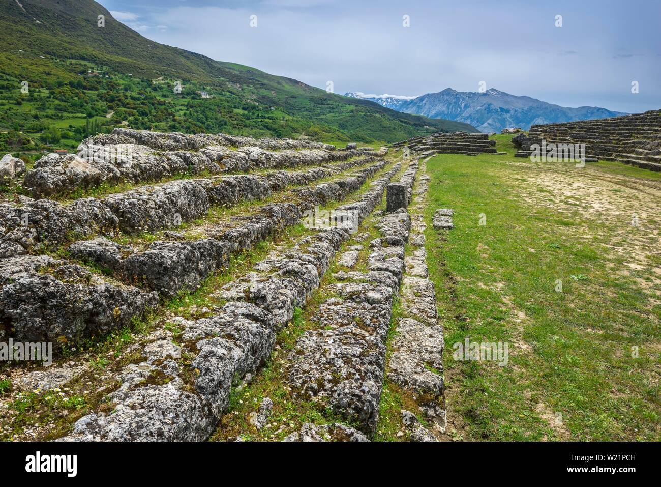 File di sedili nello stadio della rovina della città di Amantia, antico insediamento illirico, del IV secolo A.C. Ploca, Albania Foto Stock