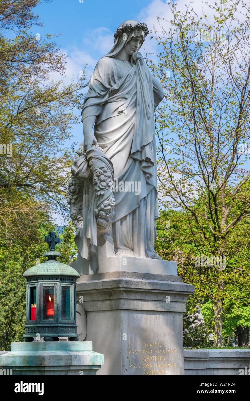 Con Grave lutto figura femminile e di grave luce, West cimitero, Monaco di Baviera, Baviera, Baviera, Germania Foto Stock