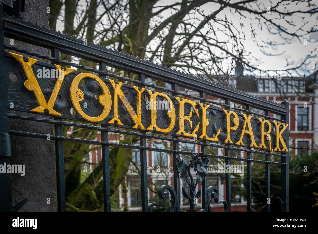 Vondel Park, segno d'oro al cancello di ingresso, Stadtpark, Amsterdam, Nordholland, Paesi Bassi Foto Stock