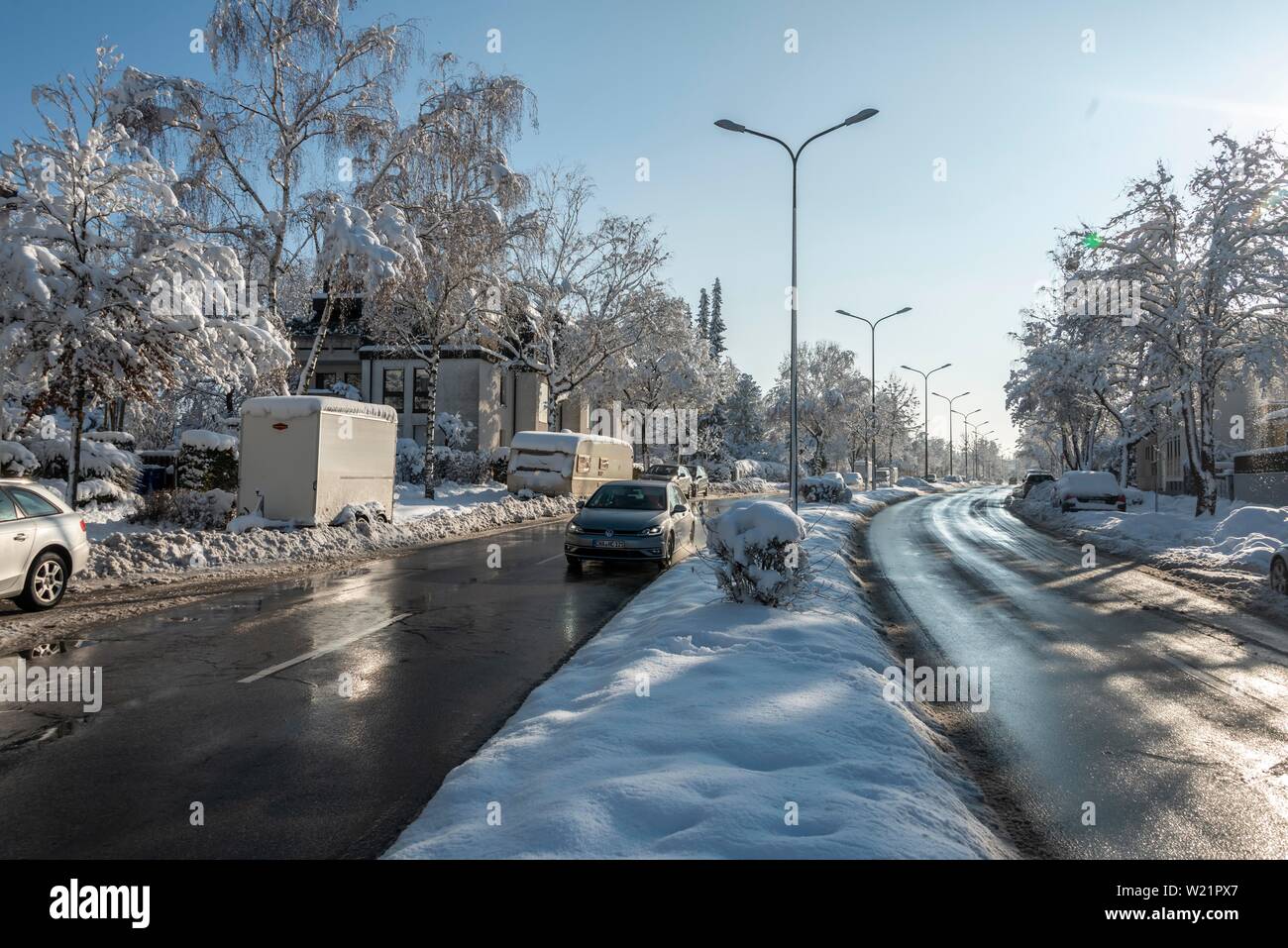 Cancellato Street nella città di neve macchine parcheggiate nevicato a Monaco di Baviera, Baviera, Baviera, Germania Foto Stock