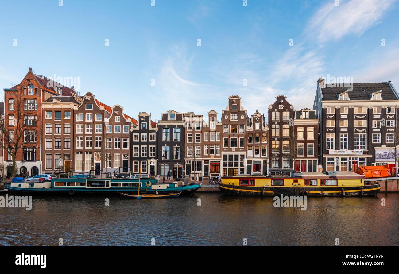 Canal con barche, storico fila di case lungo il canale Singel Gracht, Amsterdam, Olanda Settentrionale, Paesi Bassi Foto Stock