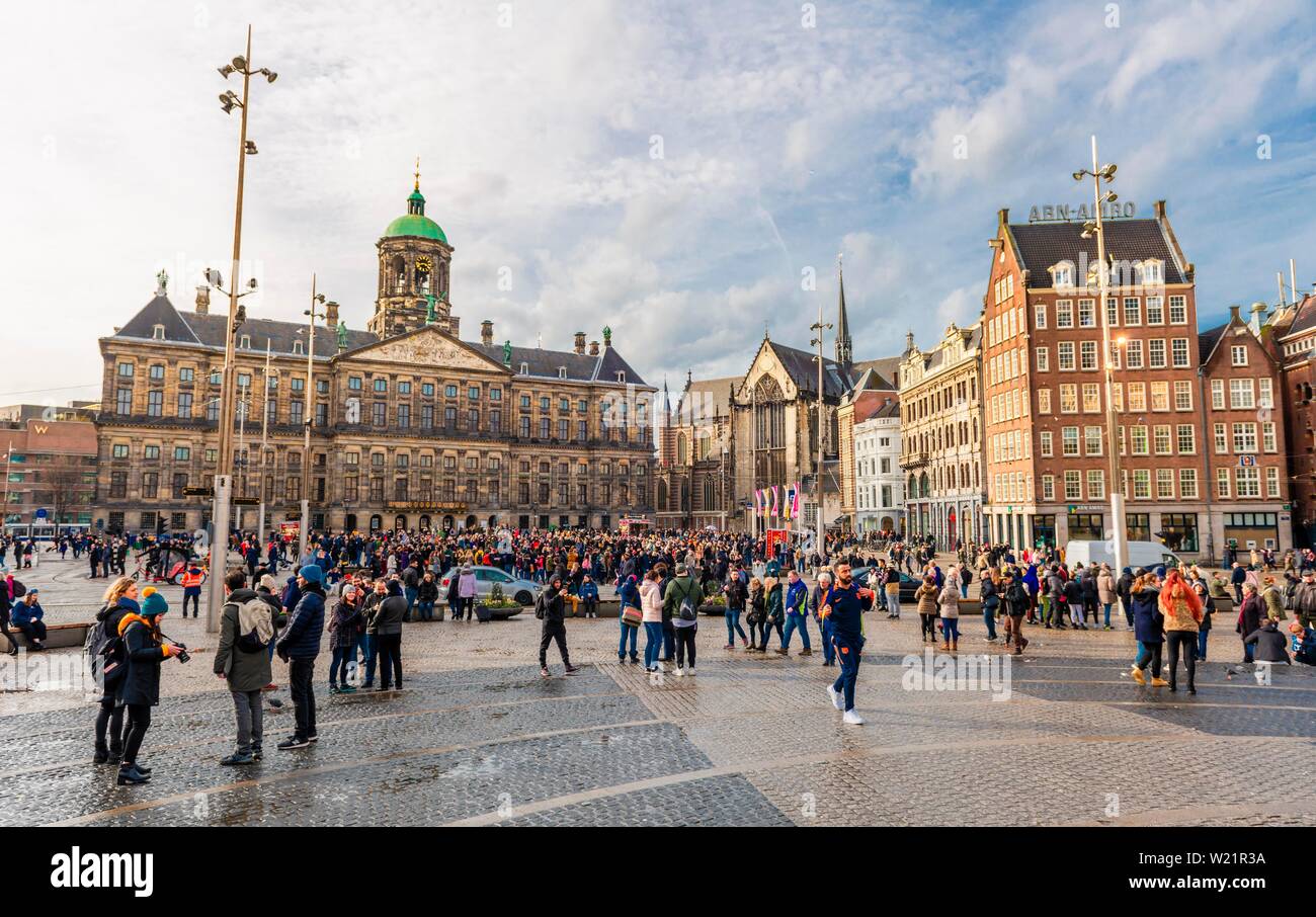 Di fronte alla folla de Dam Square, Koninklijk Paleis sul retro, Royal Palace, Amsterdam, Olanda Settentrionale, Paesi Bassi Foto Stock