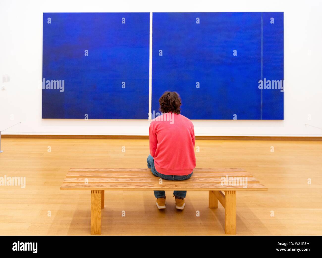 Uomo che guarda all'arte moderna, interni colpo al Museo Stedelijk di Arte Moderna, Amsterdam, Paesi Bassi Foto Stock
