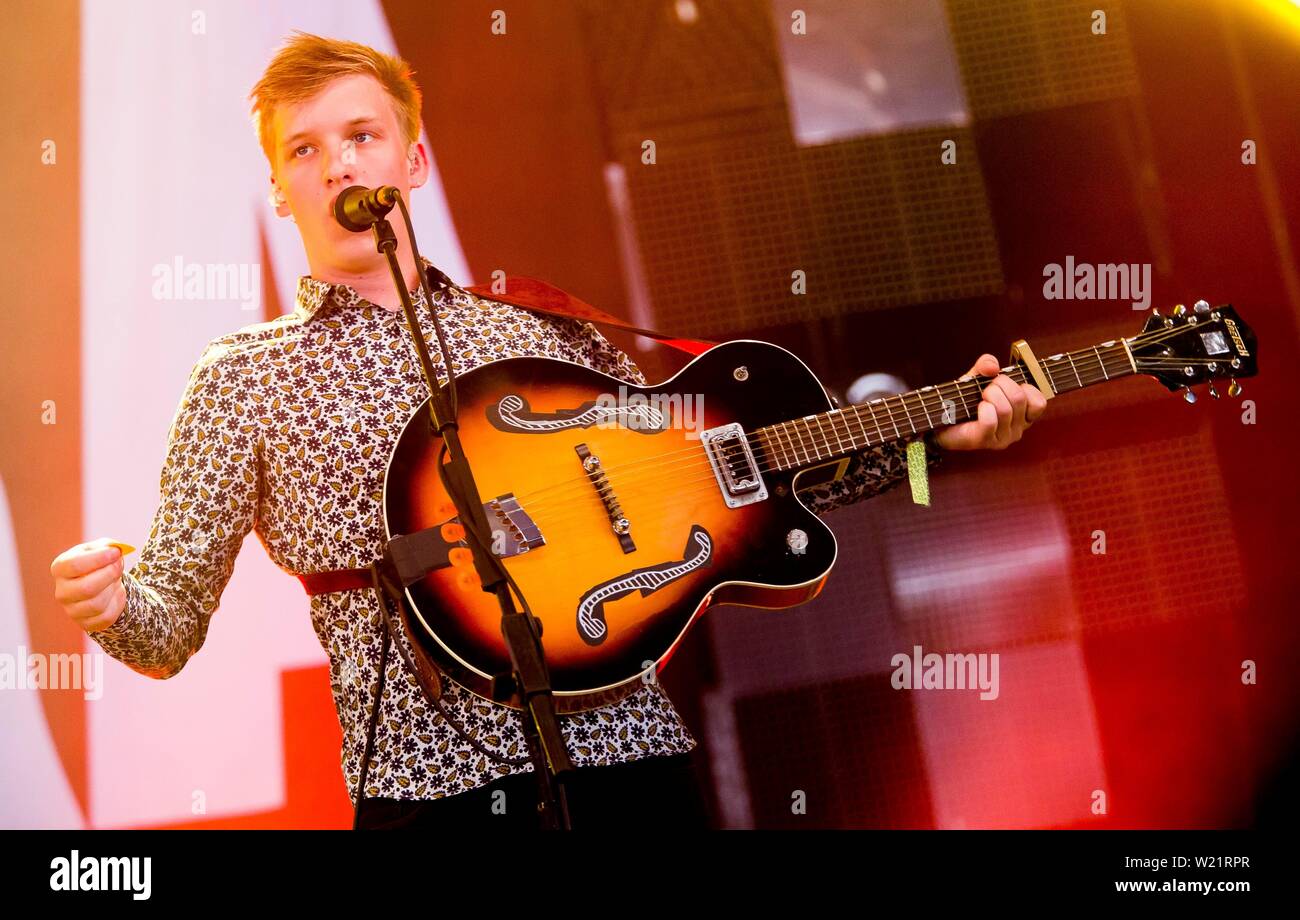 George Esdra con la sua chitarra a suonare dal vivo presso il festival di Glastonbury Foto Stock