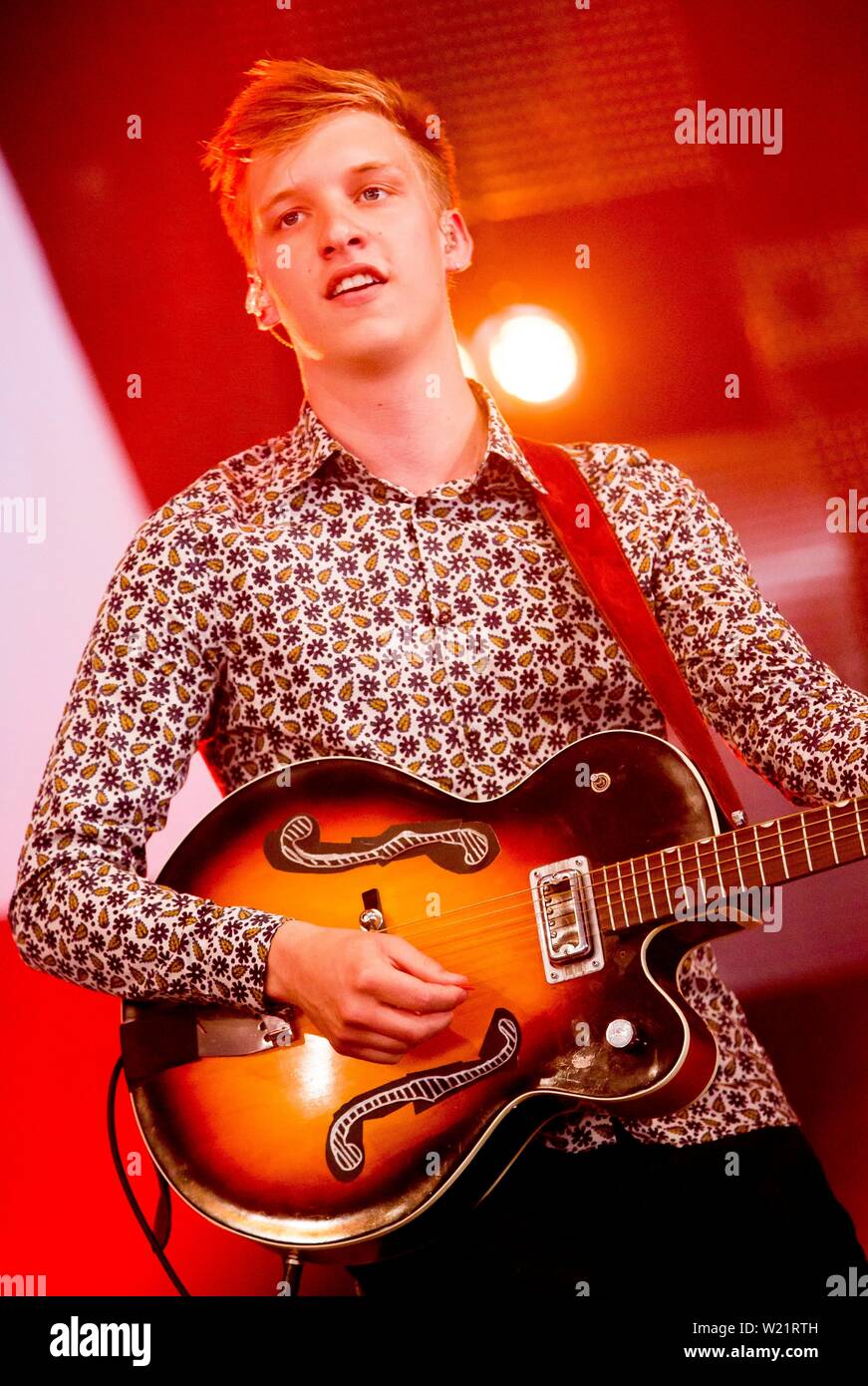 George Esdra con la sua chitarra a suonare dal vivo presso il festival di Glastonbury Foto Stock