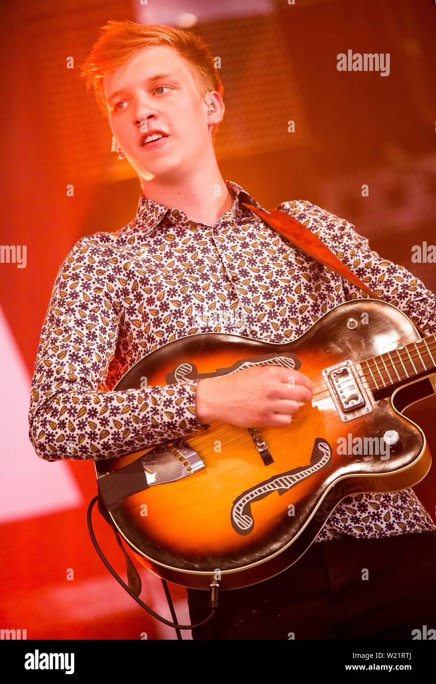 George Esdra con la sua chitarra a suonare dal vivo presso il festival di Glastonbury Foto Stock