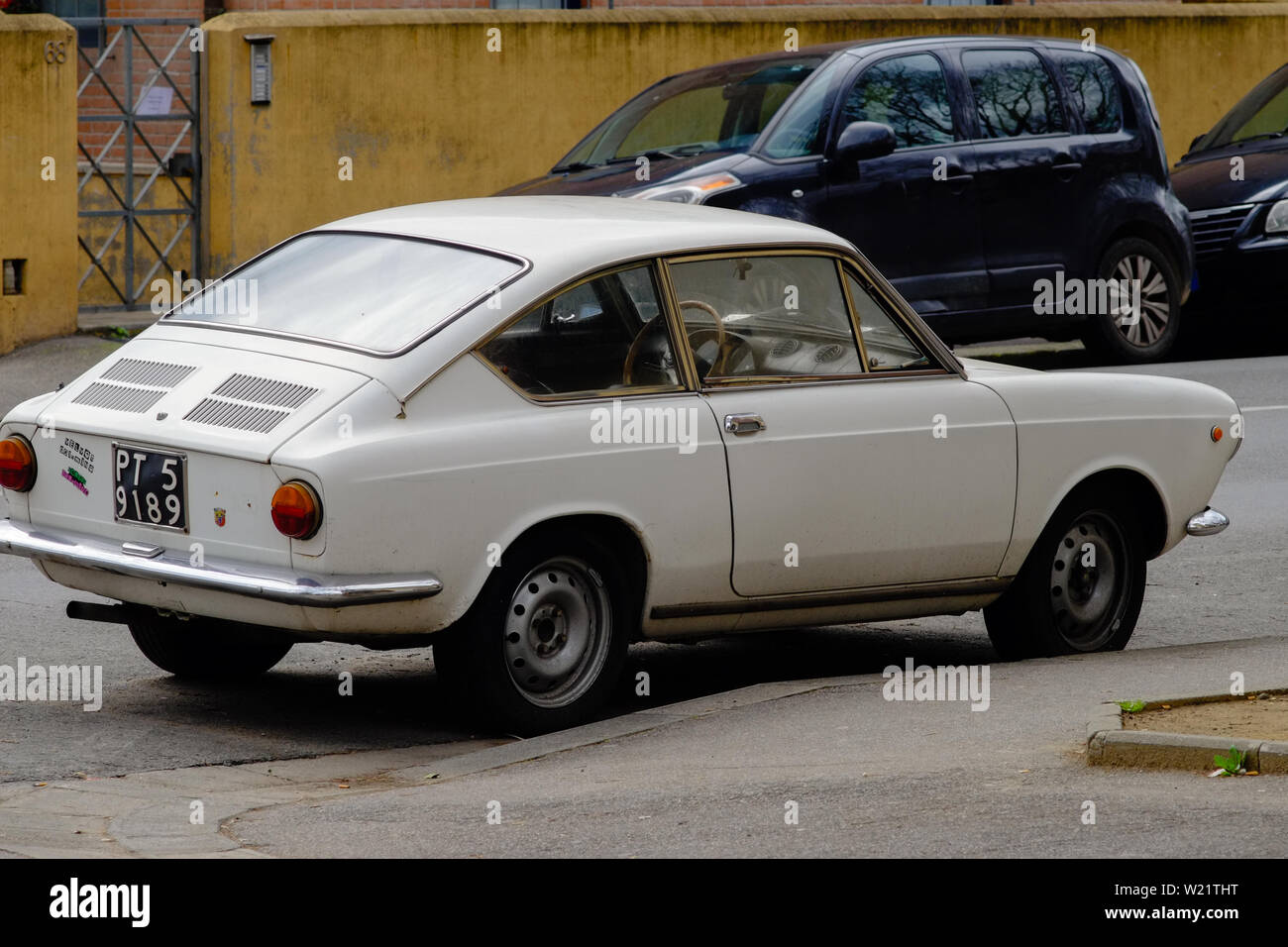 Vintage White vecchia Fiat auto parcheggiate in uno scenario urbano. Firenze, Italia Foto Stock