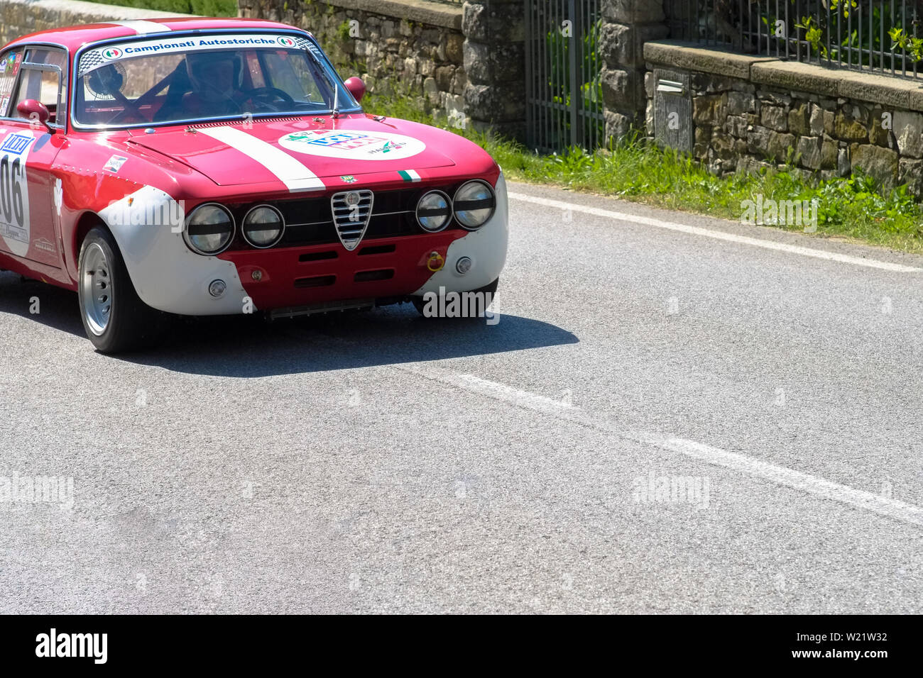 Xix secolo vecchio vintage Alfa Romeo Auto compete per la gara principale con un paesaggio di campagna intorno alla pista. Reggello, Firenze. Toscana Italia Foto Stock