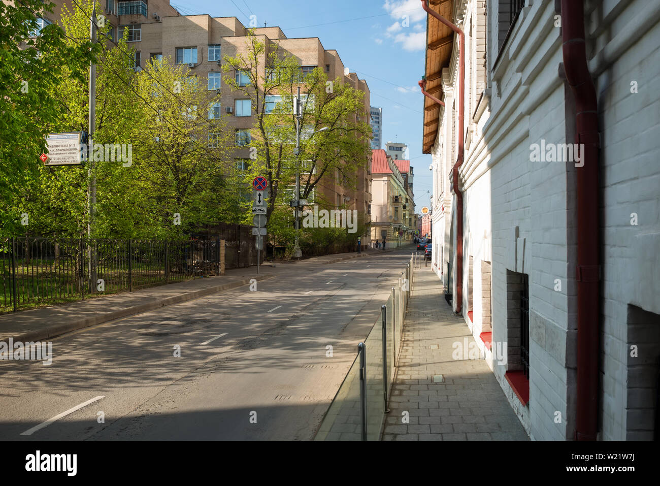 Mosca, Russia - 6 Maggio 2019: vista del XVII - XVIII secolo edificio residenziale del Zinoviev - Yusupovs in Bolshoi Afanasyevsky Lane 24 su un sp Foto Stock