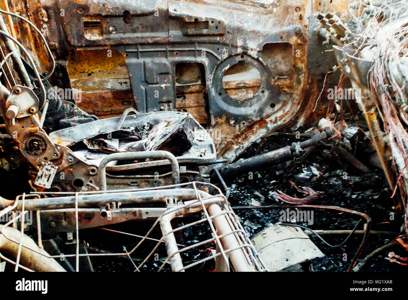 Bruciò carrello parcheggiato in un scenario urbano dopo un incidente stradale. Firenze, Toscana. Italia Foto Stock