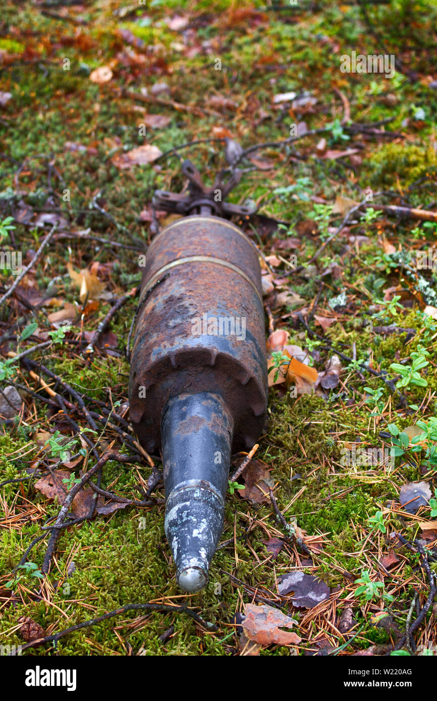 Guscio di mortaio trovato nei boschi. Miniera di mortaio minaccia per la popolazione, sappers allo sminamento Foto Stock