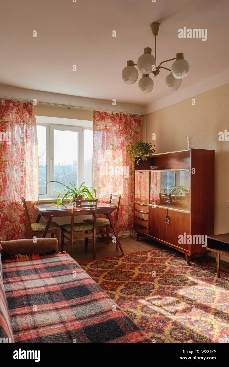 Interno di tipico stile sovietico appartamento. Foto Stock