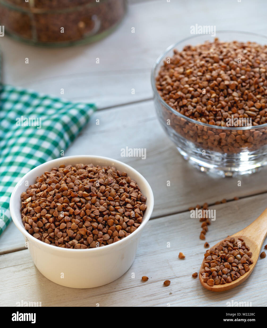 Materie del grano saraceno in vaso su sfondo di legno Foto Stock