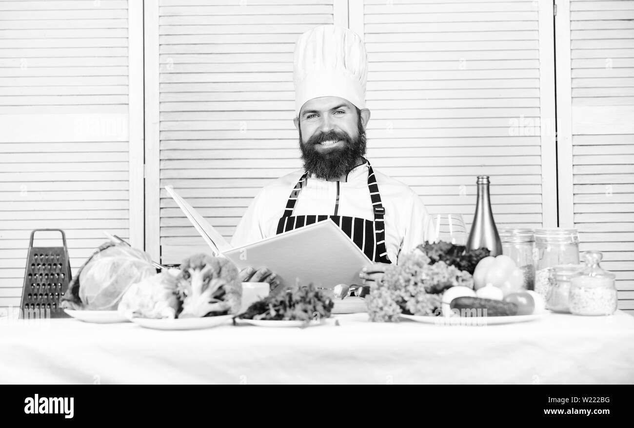 Cucina culinaria. Vitamina. Vegetariano con insalata di verdure fresche. Dieta alimenti biologici. Felice l'uomo barbuto. chef ricetta. Cibo sano per la cottura. Coppia hipster con la barba. Controllare la lista della spesa. Foto Stock