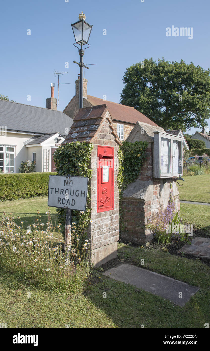 Casella postale nel villaggio di slaugham west sussex Foto Stock
