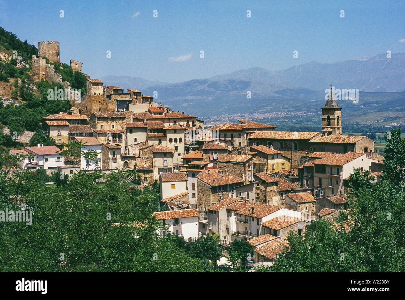 Vista sul villaggio di Fossa con il suo castello. Abruzzo, Italia, Europa Foto Stock