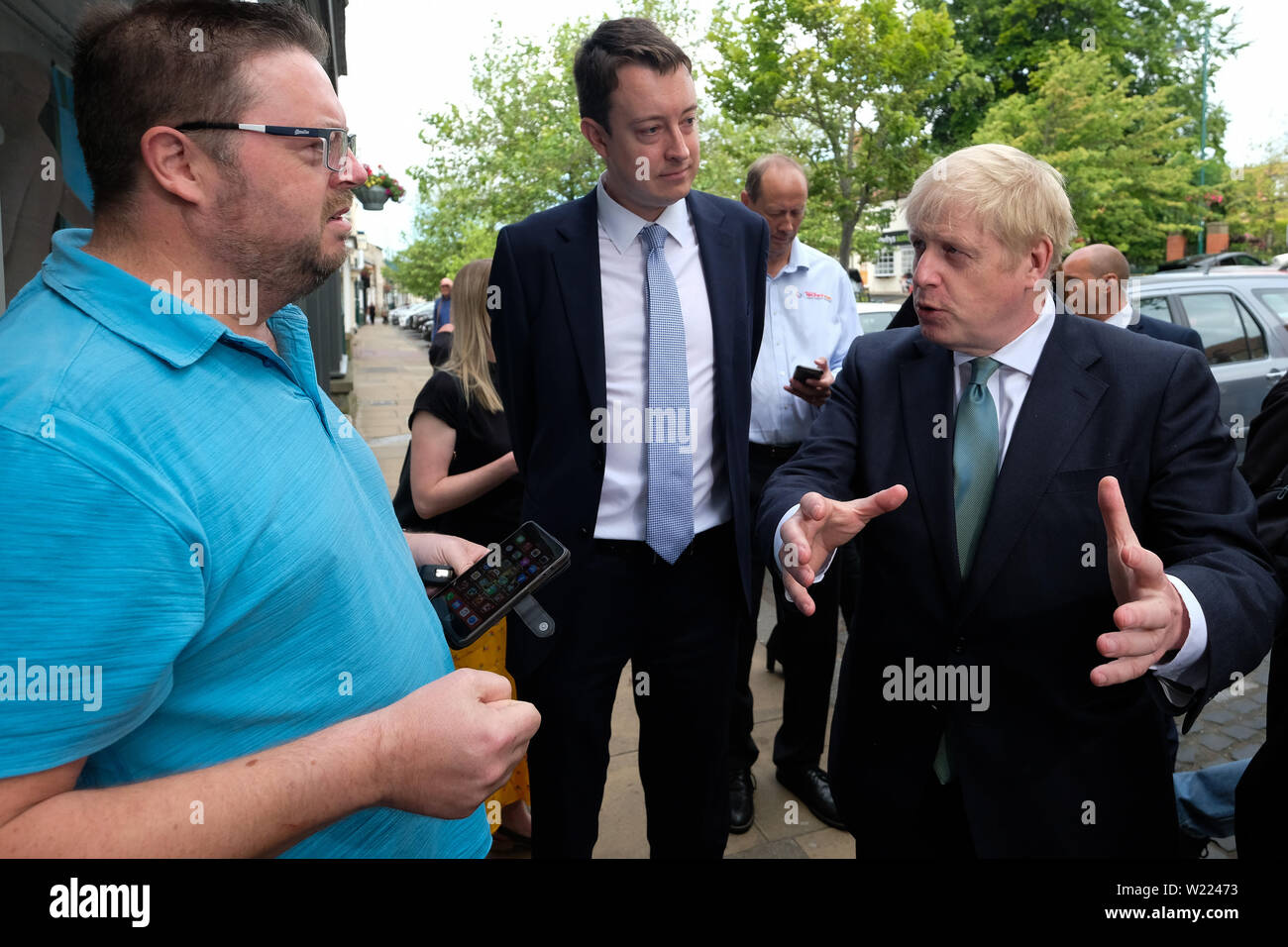 Direzione del partito conservatore candidato Boris Johnson e Simon Clarke MP parlare ad un steelworker durante una visita a Guisborough, North Yorkshire. Foto Stock