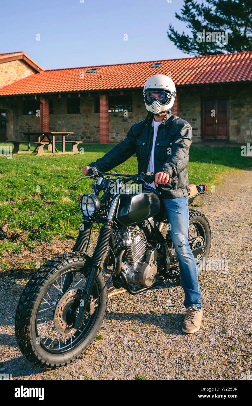 Uomo con casco equitazione moto personalizzate Foto stock - Alamy