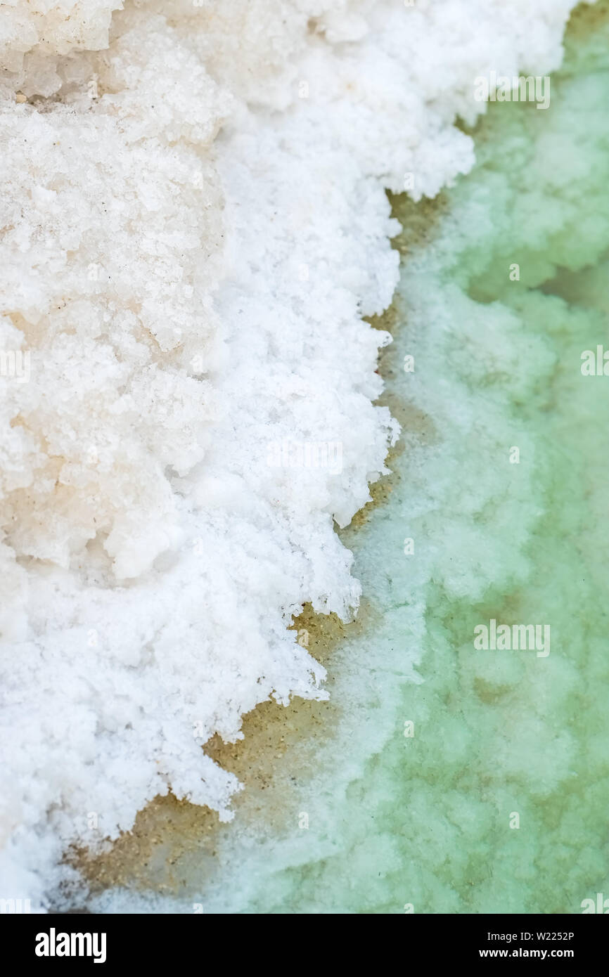 Vista ravvicinata di cristalli di sale e la formazione di minerali sulla riva del Mar Morto in Israele Foto Stock